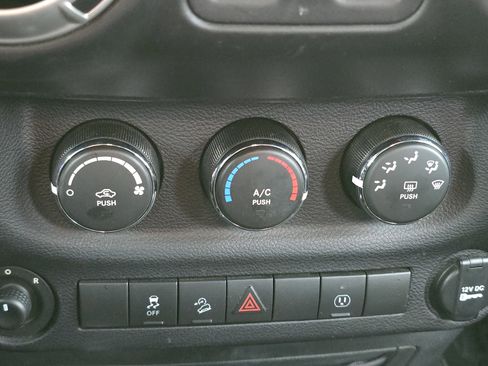 Used 2017 Jeep Wrangler Rubicon w/ Power Convenience Group image 21