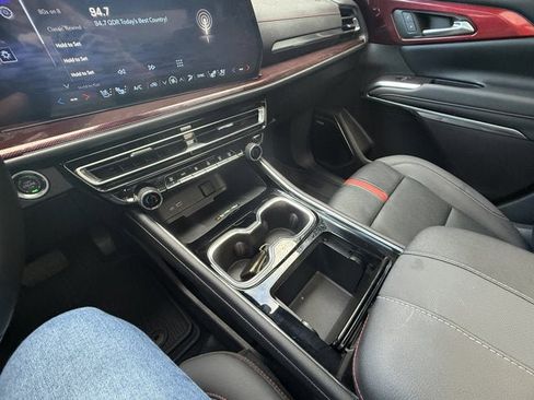 Used 2025 Chevrolet Traverse RS image 27