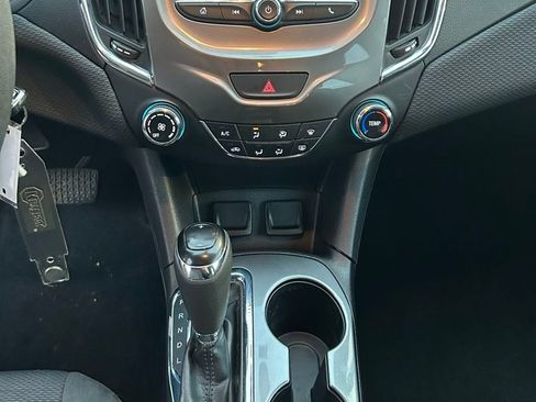 Used 2018 Chevrolet Cruze LT image 17