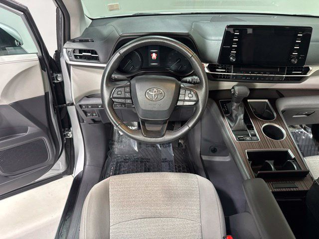 Used 2022 Toyota Sienna LE AWD/4WD image 17