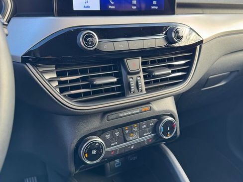 Used 2022 Ford Escape SE w/ SE Sport Appearance Package image 26