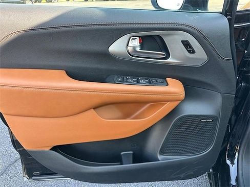 New 2026 Chrysler Pacifica Pinnacle image 11
