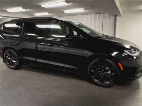 Used 2025 Chrysler Pacifica Limited w/ Trailer Tow Group image 2