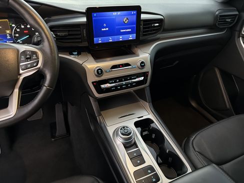 Used 2022 Ford Explorer XLT image 31