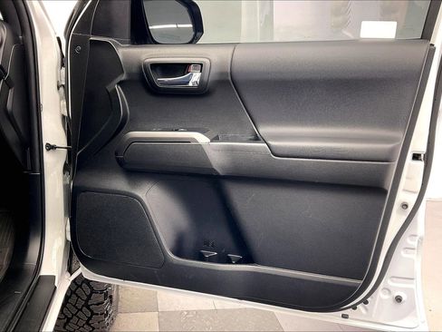 Used 2022 Toyota Tacoma TRD Off-Road image 25