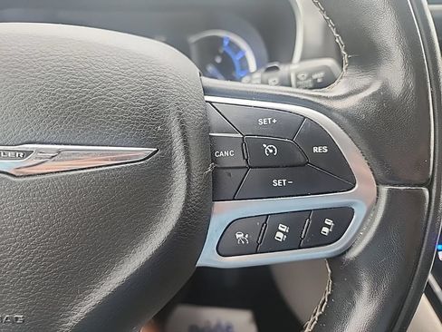 Used 2022 Chrysler Pacifica Touring-L w/ Uconnect Theater Family Group FWD image 30