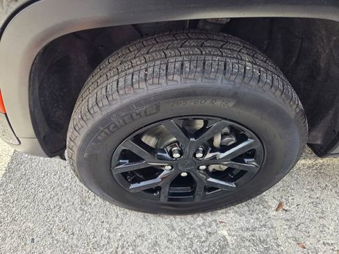 Used 2025 Jeep Grand Cherokee Altitude AWD/4WD image 4