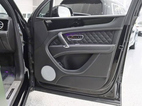 Used 2019 Bentley Bentayga image 32