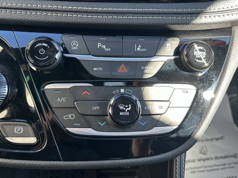 Used 2025 Chrysler Pacifica Limited image 32