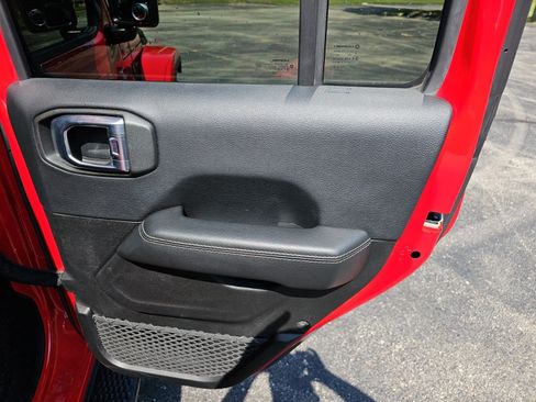 Used 2018 Jeep Wrangler Unlimited Sahara AWD/4WD image 16