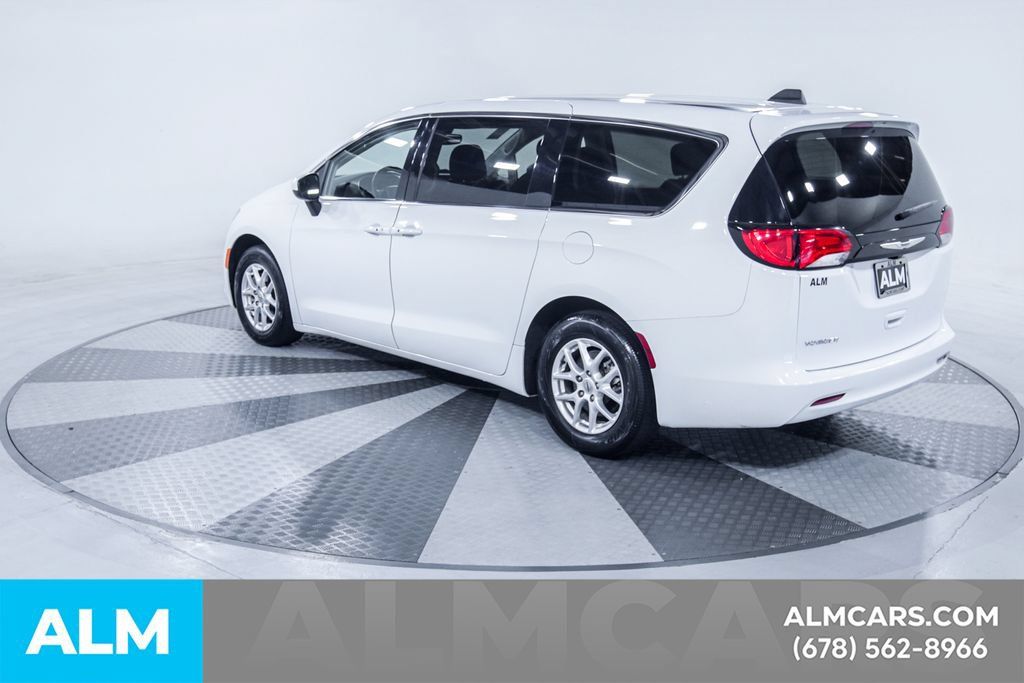 Used 2023 Chrysler Voyager LX FWD image 7