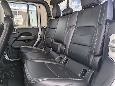 Used 2022 Jeep Gladiator Overland w/ Popular Equipment Package AWD/4WD image 18