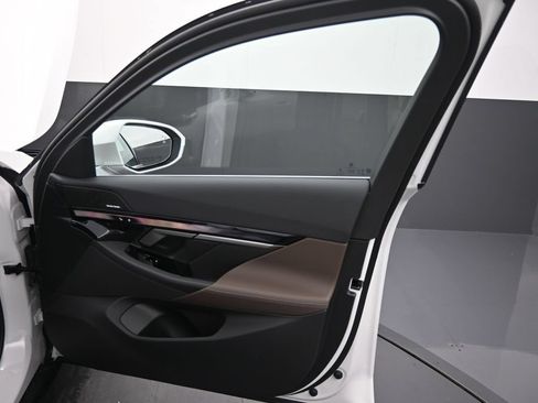 New 2027 BMW 530i RWD image 19