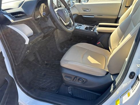 Used 2023 Toyota Sienna XLE image 9