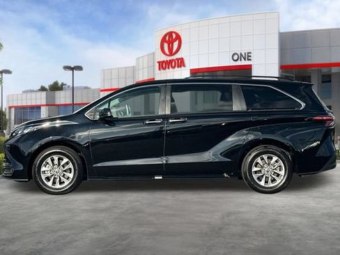 Used 2026 Toyota Sienna XLE FWD image 8