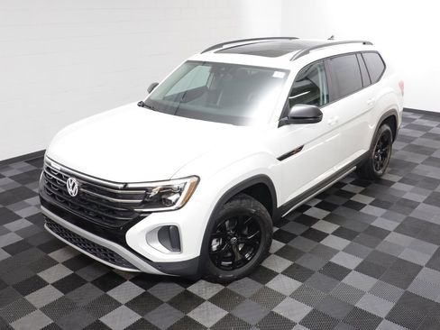 New 2026 Volkswagen Atlas Peak Edition image 2