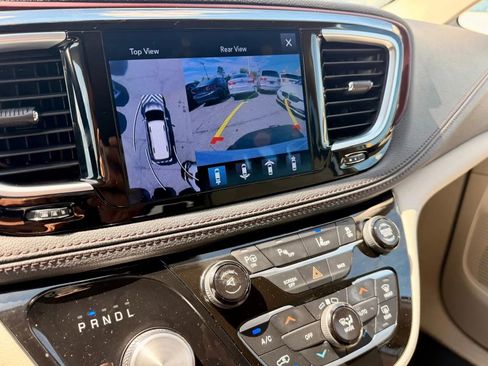 Used 2017 Chrysler Pacifica Limited w/ Advanced Safetytec Group FWD image 21