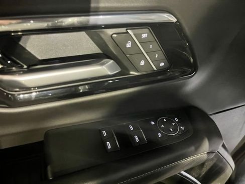 Used 2025 Chevrolet Suburban Premier AWD/4WD image 19