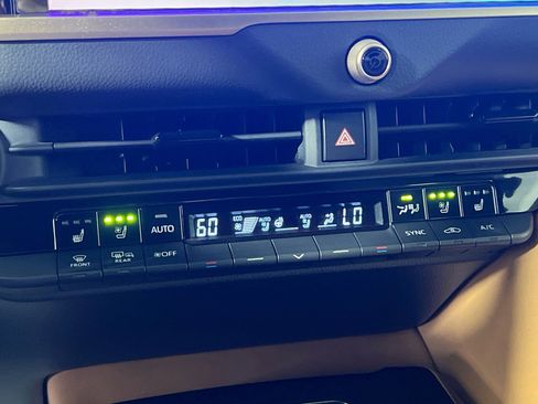 Used 2025 Toyota Crown Signia image 27