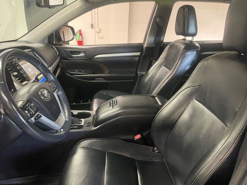 Used 2016 Toyota Highlander XLE AWD/4WD image 11