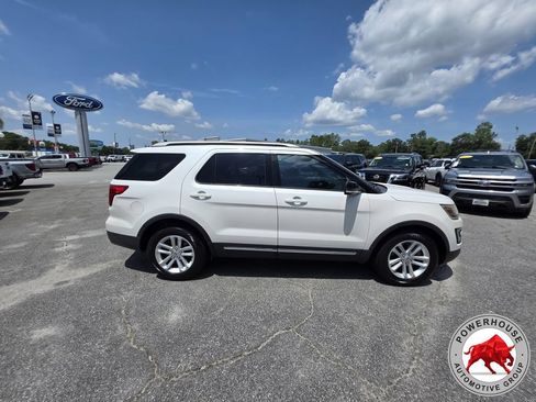 Used 2017 Ford Explorer XLT w/ Equipment Group 202A FWD image 6