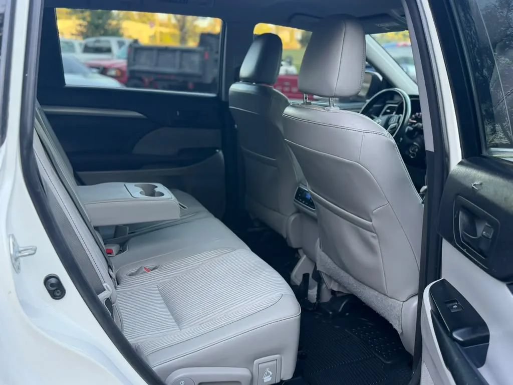 Used 2015 Toyota Highlander Plus AWD/4WD image 18