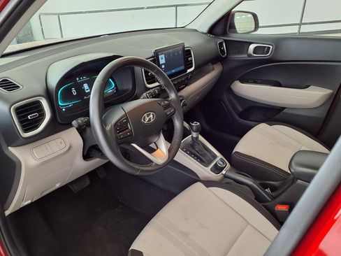 Used 2025 Hyundai Venue SEL FWD image 13