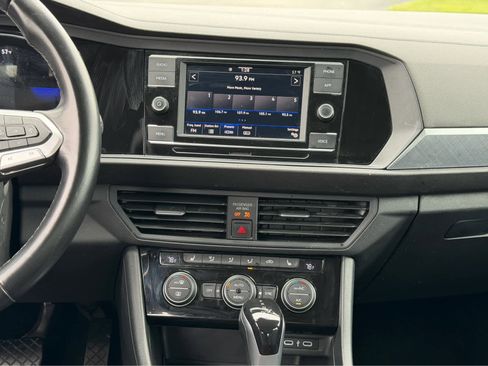 Used 2023 Volkswagen Jetta SE FWD image 16