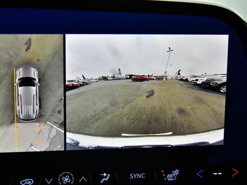 Used 2024 Chevrolet Traverse LT image 23