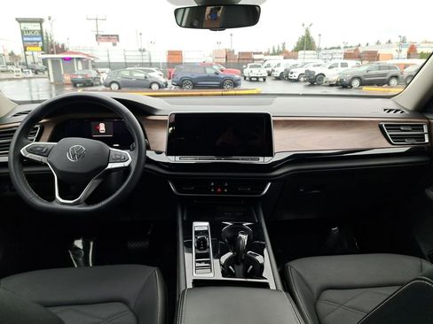 Used 2024 Volkswagen Atlas SE image 22