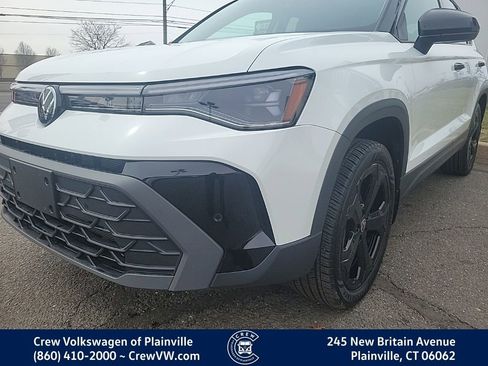 Certified 2025 Volkswagen Taos SE image 24