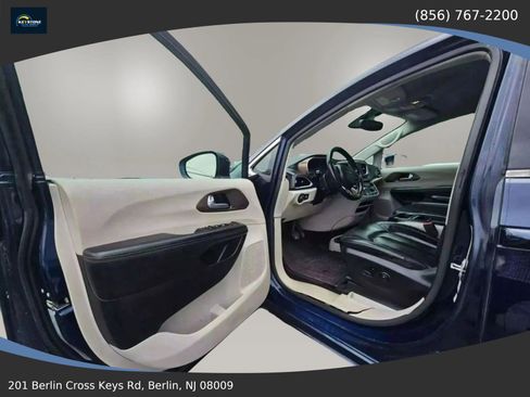 Used 2018 Chrysler Pacifica Touring-L image 17