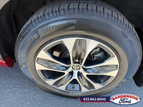 Used 2021 Toyota Highlander XLE AWD/4WD image 10