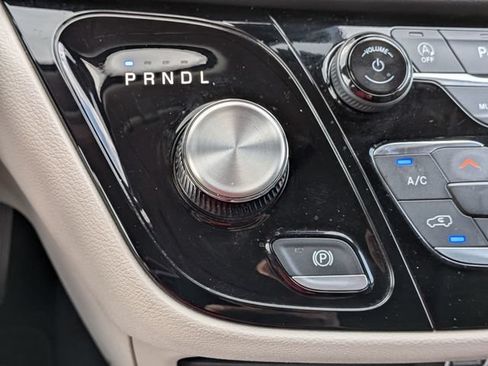 Used 2024 Chrysler Pacifica Touring-L FWD image 26
