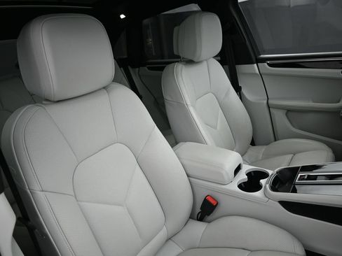 Certified 2025 Porsche Macan AWD/4WD image 30