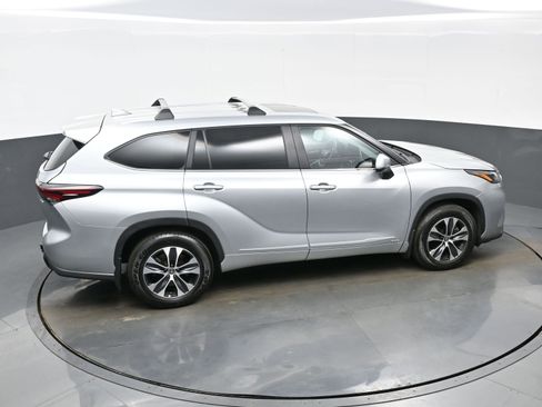 Used 2025 Toyota Highlander XLE image 42
