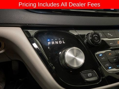 Used 2023 Chrysler Pacifica Touring-L FWD image 17