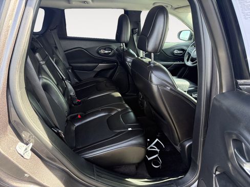 Used 2019 Jeep Cherokee Latitude Plus w/ Comfort/Convenience Group image 18