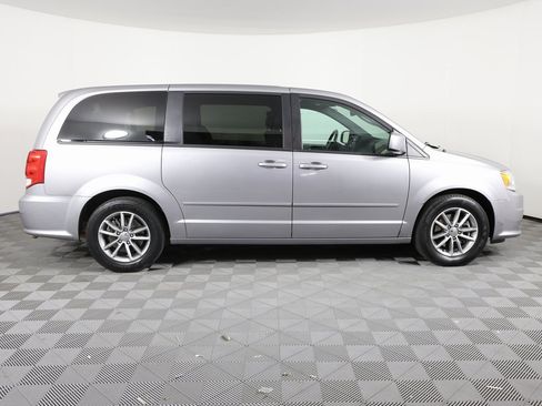 Used 2016 Dodge Grand Caravan SE image 4