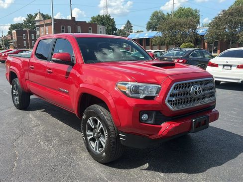 Used 2017 Toyota Tacoma TRD Sport AWD/4WD image 3