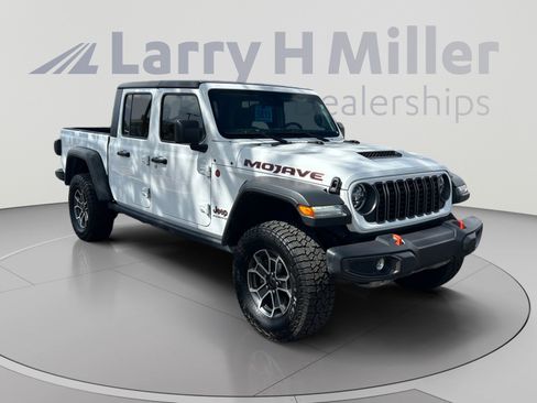 Used 2025 Jeep Gladiator Mojave w/ Convenience Group AWD/4WD image 7