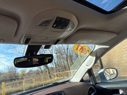 Used 2017 Chrysler Pacifica Limited image 11