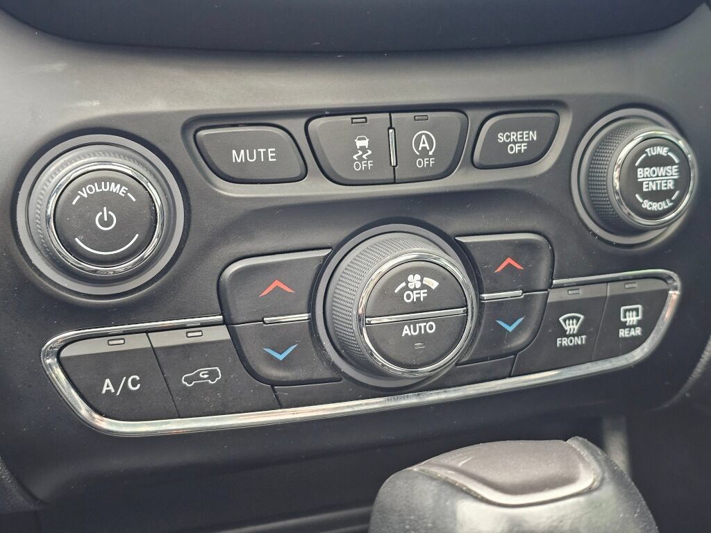 Used 2023 Jeep Cherokee Altitude Lux w/ Elite Group AWD/4WD image 29