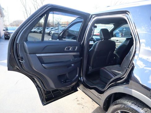 Used 2018 Ford Explorer XLT w/ Equipment Group 202A FWD image 17