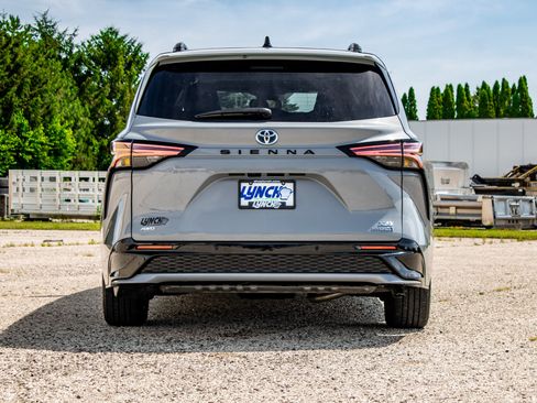 Used 2024 Toyota Sienna XSE w/ XSE Plus Package AWD/4WD image 3