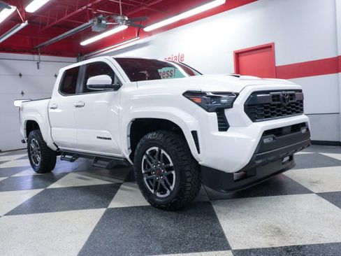 Used 2025 Toyota Tacoma TRD Sport AWD/4WD image 2
