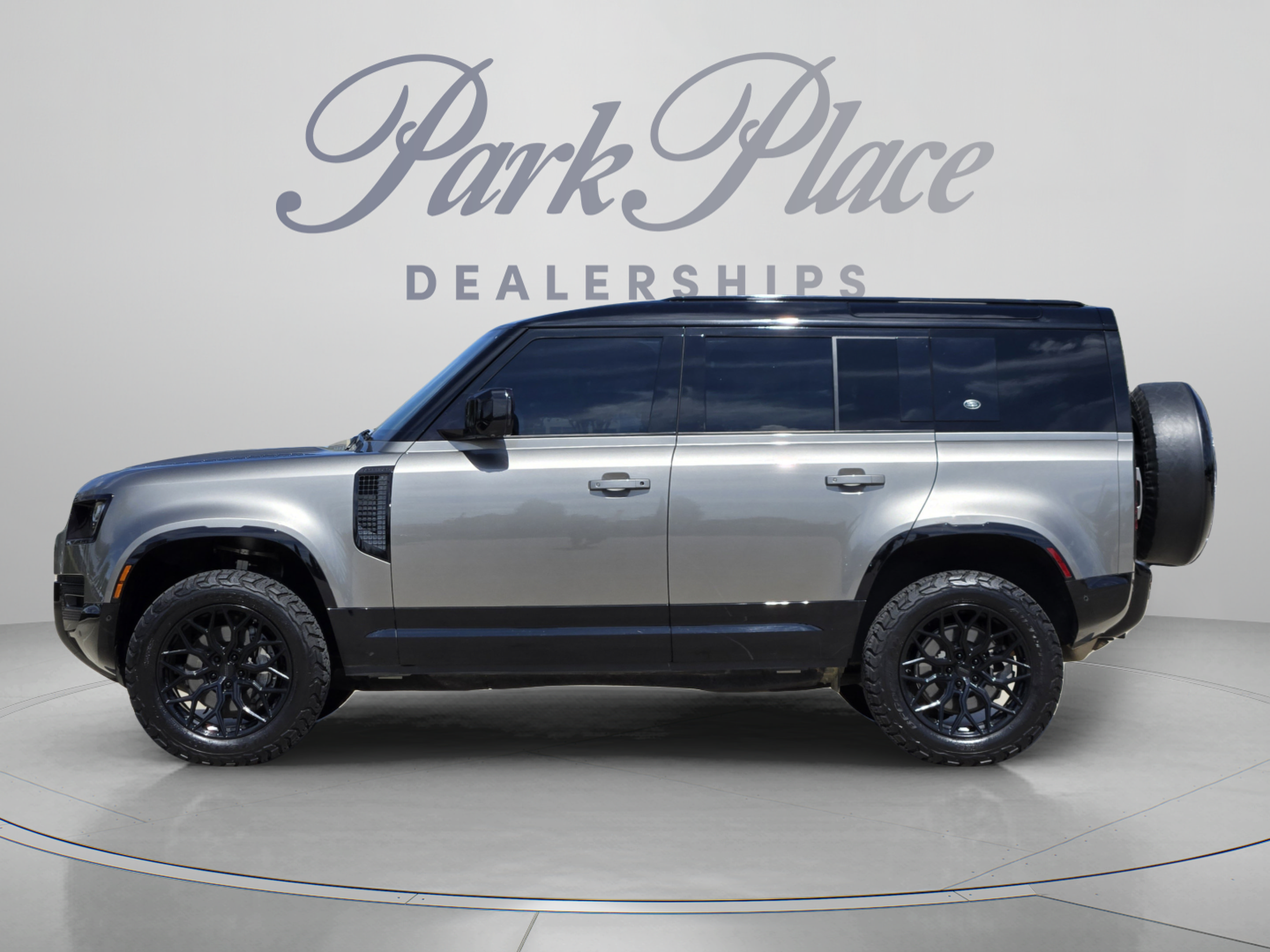Used 2023 Land Rover Defender 110 X-Dynamic SE AWD/4WD image 2