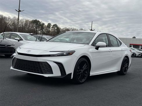 Used 2025 Toyota Camry SE image 24