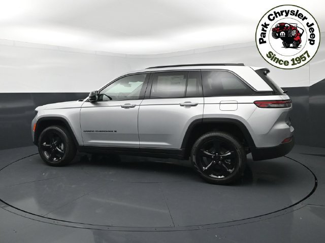 New 2026 Jeep Grand Cherokee Limited w/ Limited Altitude Package AWD/4WD image 3
