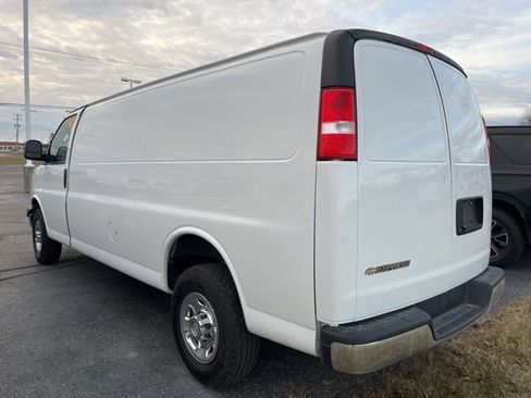 Used 2023 Chevrolet Express 3500 Extended image 2